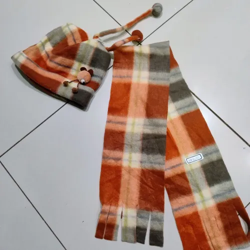 Gorro de lã com cachecol para criança 