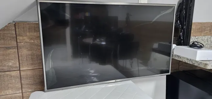 TV LG 43 pol. Tela quebrada - Resto funcionando