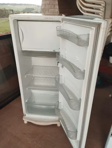 Vende se geladeira