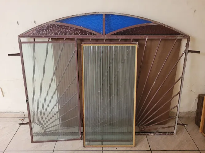 Janela de ferro com vidros