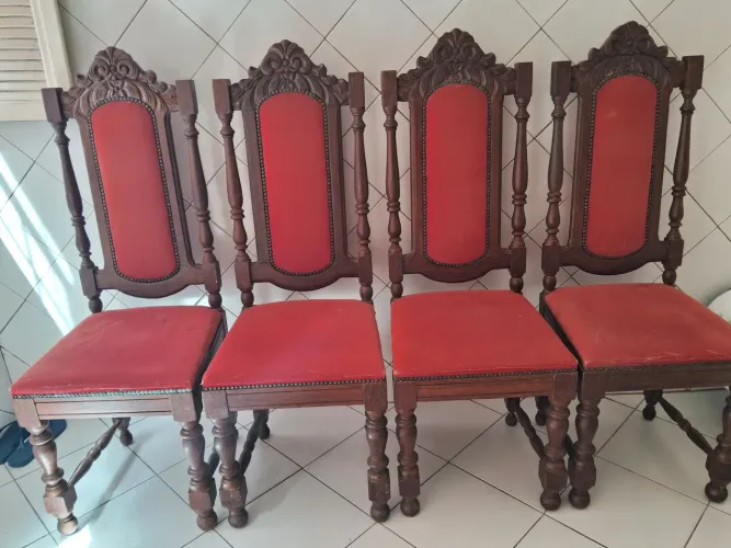 Lindas cadeiras antigas em madeira maciça....