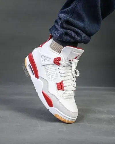 Air Jordan 4 Branco e Vermelho