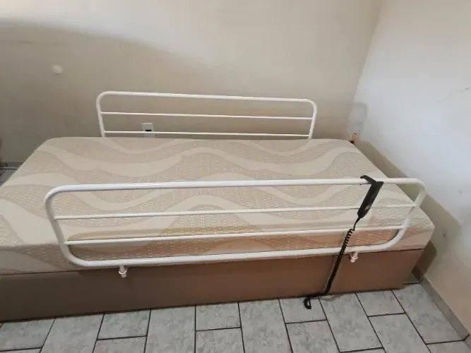 Cama Articulada Elétrica hospitalar residencial Par De Grades e Colchão D28