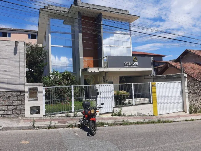 Casa com Viabilidade Comercial e Residencial à venda em Florianópolis/SC.