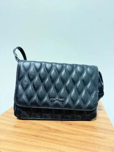 Bolsa em couro legítimo na cor preta