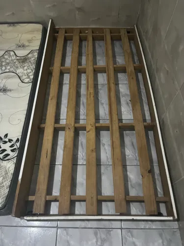 Cama de solteiro ( estrado ) sem o colchão