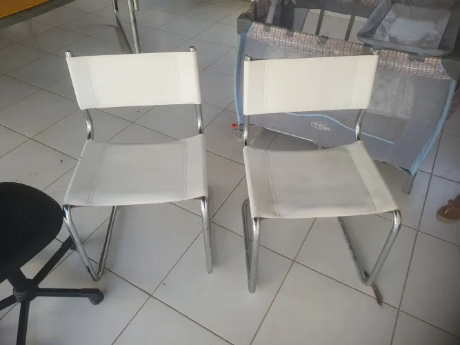 Vende-se  cadeiras couro 80,00 / cadeiras rodas 40,00 / 