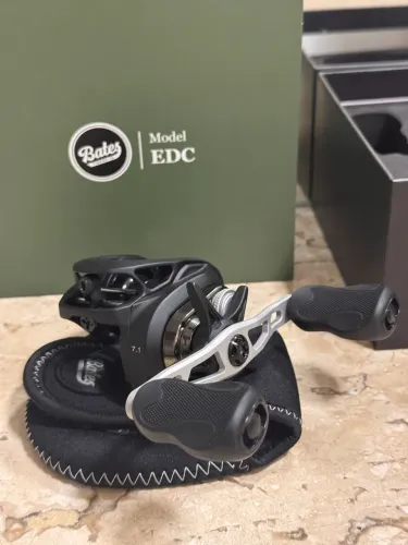Carretilha bates EDC 7.1:1 esquerda