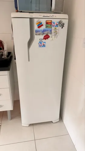 Electrolux Cycle Defrost de 240 litros na cor branca, modelo RE31.