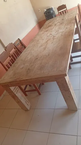 Vendo mesa de madeira com 10 cadeiras 3,5 cm de comprimento 129 de largura