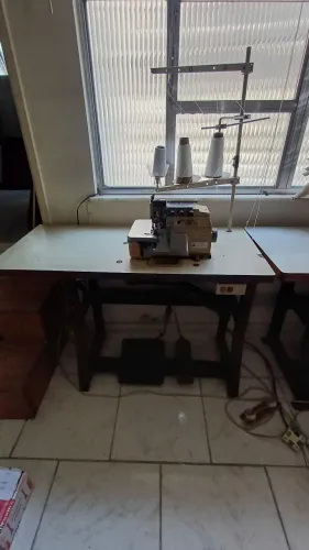 Máquina de costura overlock industrial