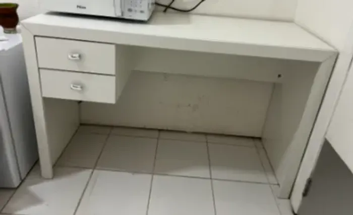 Mesa com gavetas