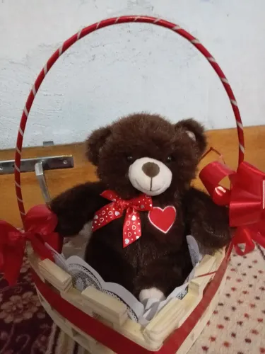 Cesta com laços e urso médio marrom novo! 