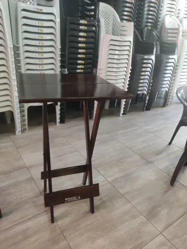 Mesa bistrô redonda e quadrada.