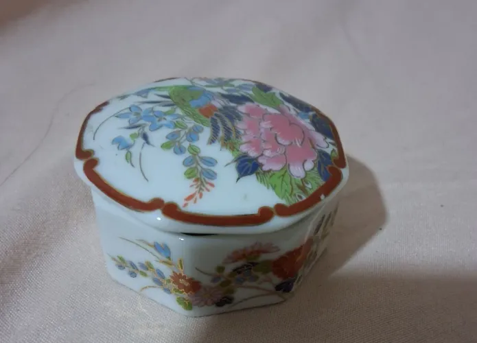 Vendo antigo porta jóias de porcelana decorada japonesa