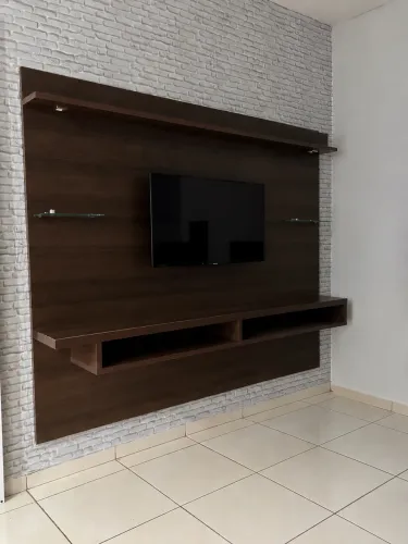 Painel para TV grande com rack suspenso - Madeira Escura
