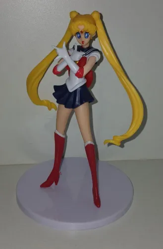 BONECA SAILOR MOON LUA SERENA EM PÉ