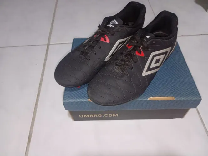 Vendo Chuteira de campo Umbro Attak