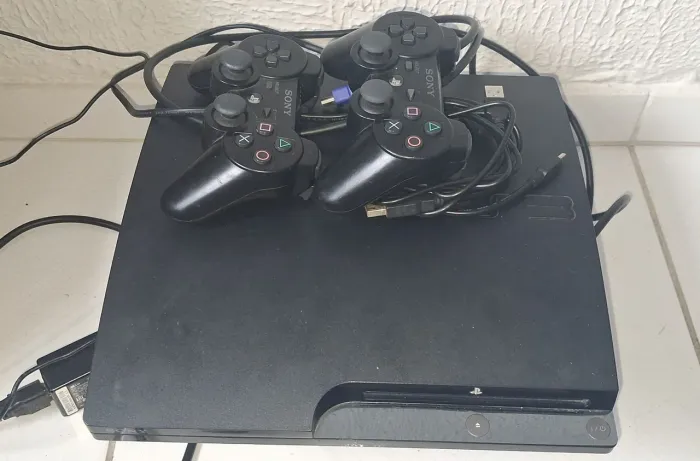 PS3 SLIM DESBLOQUEADO + 2 CONTROLES ORIGINAIS + CABOS -> FUNCIONANDO PERFEITAMENTE!!