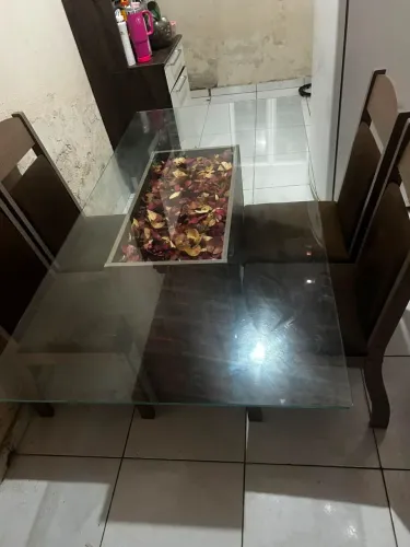 Mesa de jantar com 4 cadeiras e lindo destaque de pétalas.