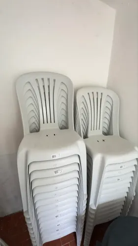 Cadeiras plásticas brancas