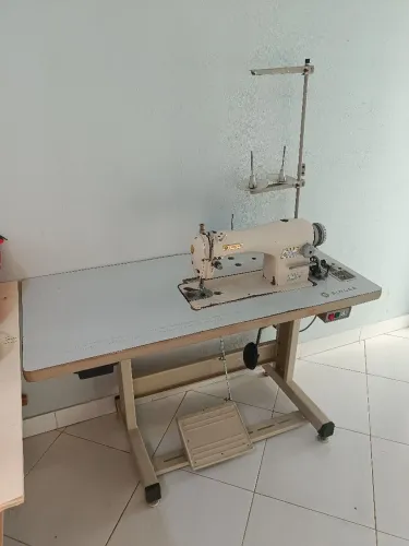 Máquina de costura reta Singer 