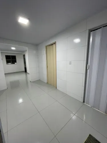 Alugo casa com 2/4, reformada, próximo a Feirinha do Jacintinho.