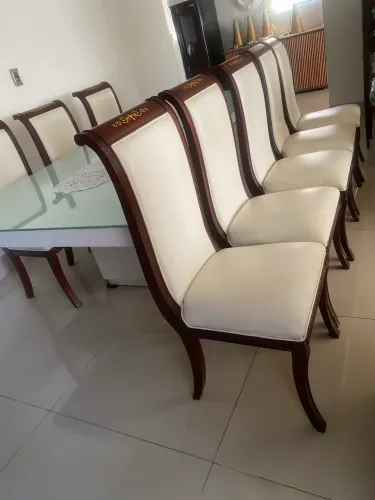 Vendo 8 cadeiras madeira revestida em couro branco legítimo 600 cada cadeira