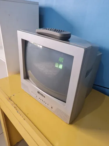 TV 14" Philco com controle e funcionando perfeitamente