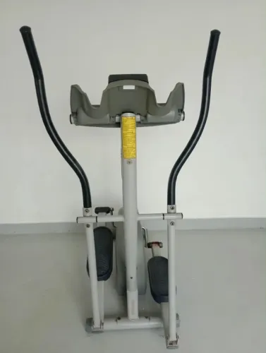 Elíptico Athletic Advanced 330E - Painel Digital Funcionando