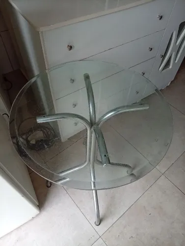 Mesa de canto, pés cromados, tampo de vidro bisotado