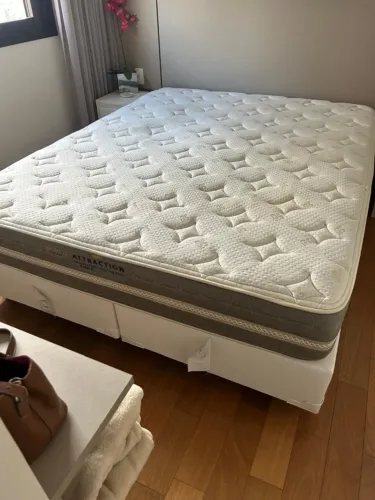Cama box + colchão Queen 1,58x 1,98 cm novíssima!