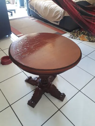 MESA REDONDA TIPO CRIADO MUDO EM CEREJEIRA 