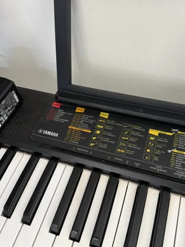 Teclado Yamaha PSR-F52 com suporte