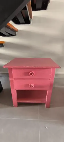 Mesa de cabeceira de madeira