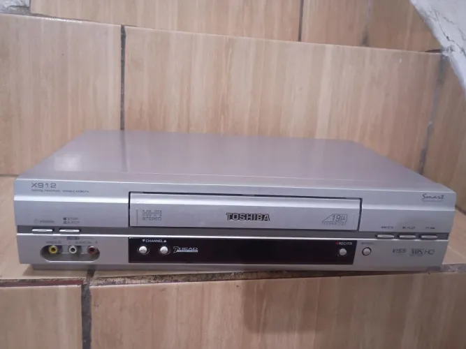 Vídeo cassete Toshiba, precisa de reparo.