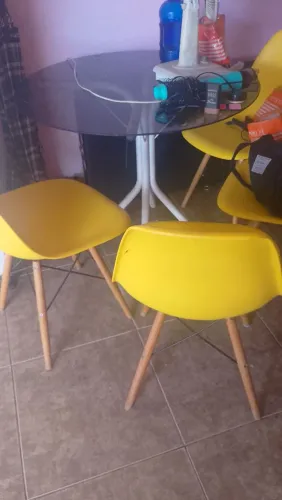 Geladeira +uma messa tampo de vidro e 4 cadeiras 400 reais