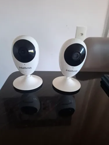 Duas câmeras Intelbras iC3, funcionando perfeitamente, porém só tem 1 carregador.