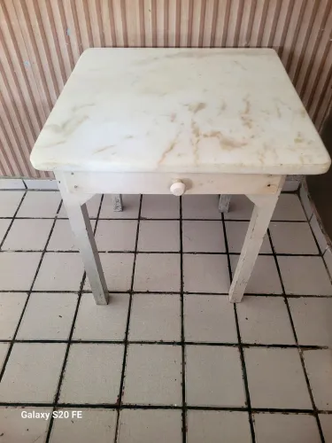 Vendo mesa de estudo base madeira com tampo de mármore