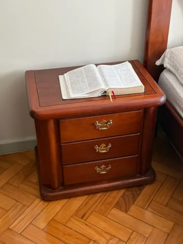 Cama e criados