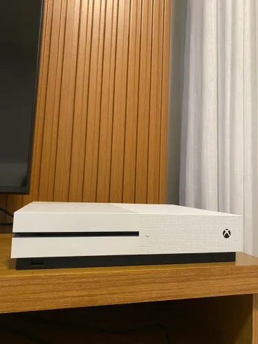 Xbox One S 1TB com dois controles