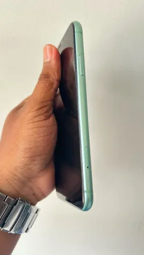 iPhone 11 semi novo.
