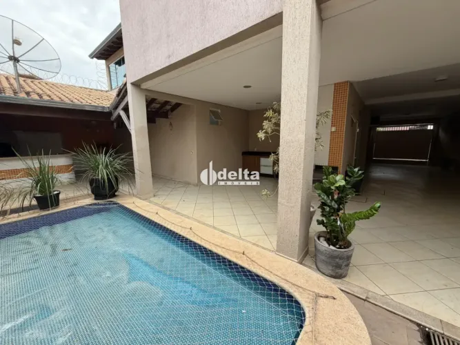 Casa com piscina aquecida disponível para locação no bairro Santa Mônica em Uberlândia-MG