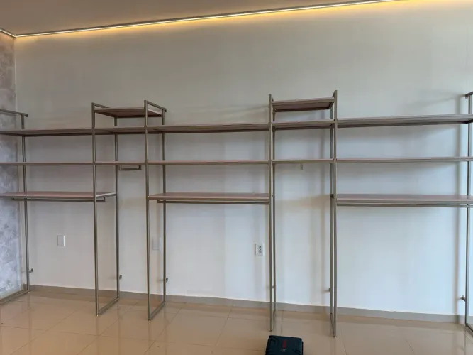 Móvel elegante em modelo industrial para sua loja ou closet