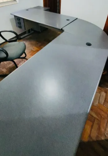 Mesa de Escritório em L com Gaveteiro - Excelente Estado
