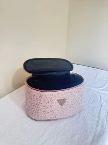 Bolsa feminina Guess Original.  Maleta de viagem / maquiagem  Nunca Usado 299,00