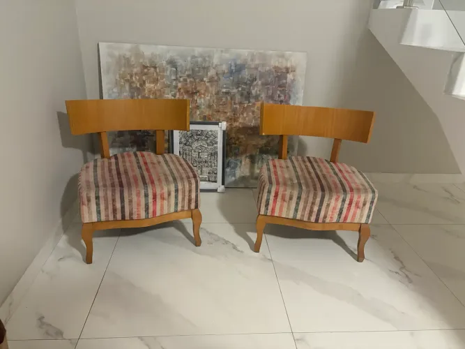 Par de poltronas em madeira estofadas - R$ 1.000