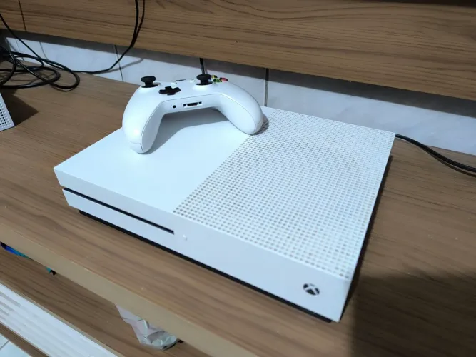 Xbox One S 1TB + Controle Original - 3 Meses de Garantia
