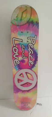 Skate semi profissional com estampa temática "Peace and Love" 