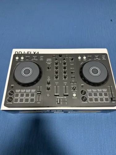 DDJ-FLX4 estado de nova, foi usada apenas 3 vezes